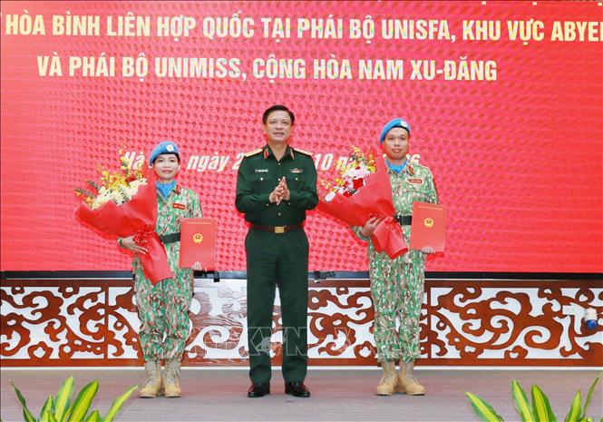  Thượng tướng Nguyễn Trường Thắng, Ủy viên Trung ương Đảng, Thứ trưởng Bộ Quốc phòng trao Quyết định cho 2 sĩ quan tham gia nhiệm vụ GGHB LHQ tại Phái bộ UNISFA, khu vực Abyei và Cộng hòa Nam Sudan. Ảnh: Trọng Đức - TTXVN
