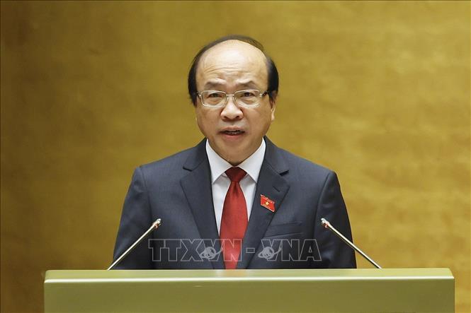 Chủ nhiệm Ủy ban Pháp luật và Tư pháp của Quốc hội Phan Chí Hiếu trình bày báo cáo thẩm tra về 03 nội dung: dự án Luật Trưng mua, trưng dụng tài sản (sửa đổi); dự án Luật Văn bản quy phạm pháp luật; tình hình triển khai thực hiện Nghị quyết số 206/2025/QH15 về cơ chế đặc biệt xử lý khó khăn, vướng mắc do quy định của pháp luật. Ảnh: Doãn Tấn - TTXVN