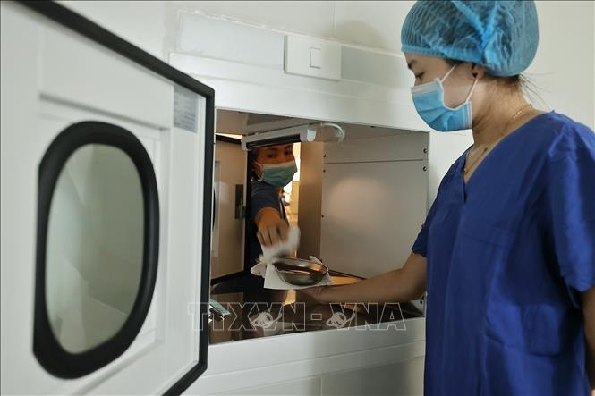 Quy trình thụ tinh trong ống nghiệm được thực hiện nghiêm, đảm bảo độ chính xác cao. Ảnh: Minh Quyết – TTXVN