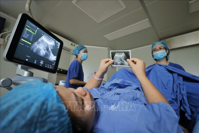 Bác sĩ thông báo đã đặt thành công phôi cho bệnh nhân. Ảnh: Minh Quyết – TTXVN