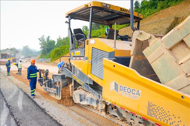 Công nhân làm việc trên công trường cao tốc Đồng Đăng - Trà Lĩnh. Ảnh: TTXVN phát