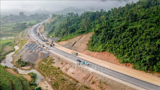 Các đơn vị huy động tối đa nhân lực, máy móc, thiết bị để gia tăng khối lượng xây lắp cao tốc Đồng Đăng - Trà Lĩnh. Ảnh: TTXVN phát