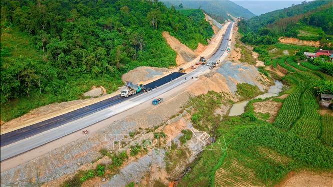 Các đơn vị huy động tối đa nhân lực, máy móc, thiết bị để gia tăng khối lượng xây lắp cao tốc Đồng Đăng - Trà Lĩnh. Ảnh: TTXVN phát