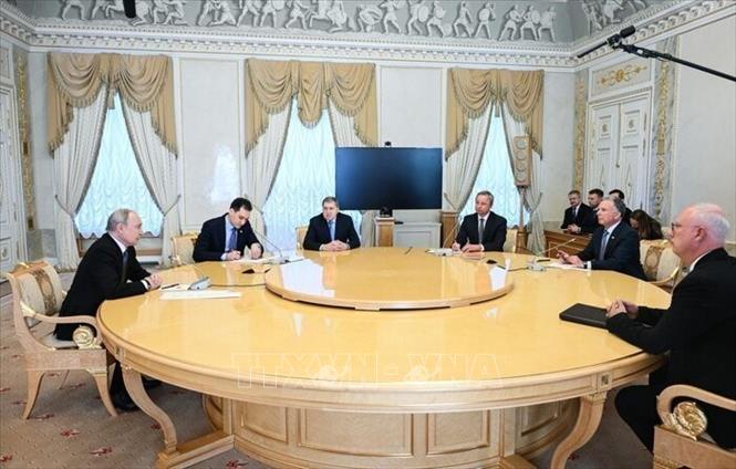Ngày 21/10/2026, Nga và Ukraine cho biết sẵn sàng nối lại đàm phán ba bên với Mỹ nhằm tìm kiếm giải pháp chấm dứt xung đột, sau các cuộc tiếp xúc giữa Đặc phái viên Mỹ Steve Witkoff với lãnh đạo hai nước. Trong ảnh: Tổng thống Nga Vladimir Putin và Đặc phái viên của Tổng thống Mỹ Donald Trump, ông Steve Witkoff, tại cuộc gặp ở thành phố St. Petersburg, Nga ngày 21/10/2026. Ảnh: IRNA/TTXVN phát