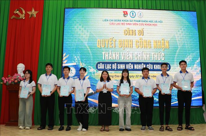 Sinh viên Khoa Khoa học xã hội (Trường Đại học Đồng Tháp) tham gia câu lạc bộ nghiên cứu khoa học. Ảnh: Hồng Thái - TTXVN