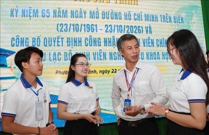 Buổi tọa đàm nhân kỷ niệm 65 năm mở đường Hồ Chí Minh trên biển tại Trường Đại học Đồng Tháp (tối 22/10/2026), góp phần gắn tìm hiểu lịch sử với nghiên cứu khoa học. Ảnh: Hồng Thái - TTXVN
