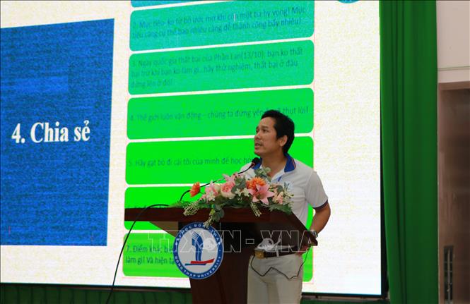 PGS.TS Phùng Thái Dương, giảng viên Trường Đại học Đồng Tháp, chia sẻ kinh nghiệm nghiên cứu khoa học cho sinh viên tại buổi tọa đàm nhân kỷ niệm 65 năm mở đường Hồ Chí Minh trên biển. Ảnh: Hồng Thái - TTXVN