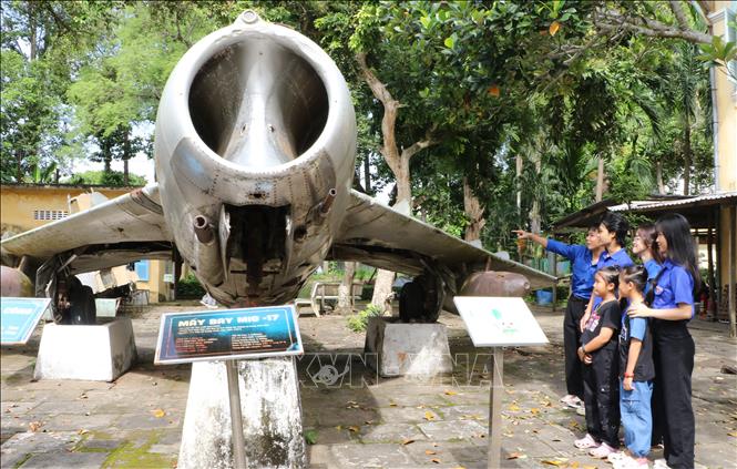 Các hoạt động tham quan giúp sinh viên tiếp cận tư liệu, hiện vật để lựa chọn đề tài nghiên cứu phù hợp với từng ngành học. Ảnh: Hồng Thái - TTXVN