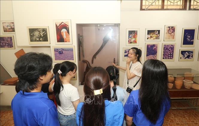 Sinh viên Trường Đại học Đồng Tháp tìm hiểu lịch sử thông qua hoạt động tham quản bảo tàng. Ảnh: Hồng Thái - TTXVN