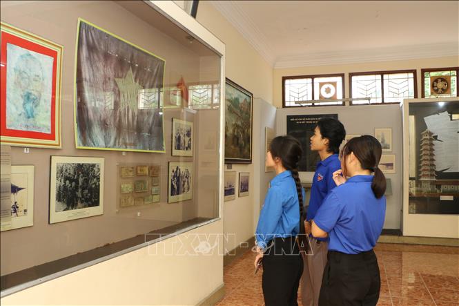 Hoạt động tham quan sẽ khơi gợi ý tưởng, cảm hứng cho lựa chọn đề tài nghiên cứu phù hợp với từng ngành học của sinh viên. Ảnh: Hồng Thái - TTXVN