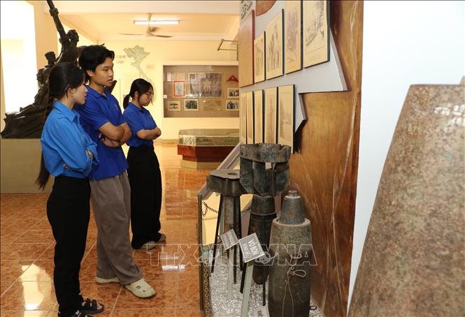 Hoạt động tham quan giúp sinh viên tiếp cận tư liệu, hiện vật để lựa chọn đề tài nghiên cứu phù hợp với từng ngành học. Ảnh: Hồng Thái - TTXVN