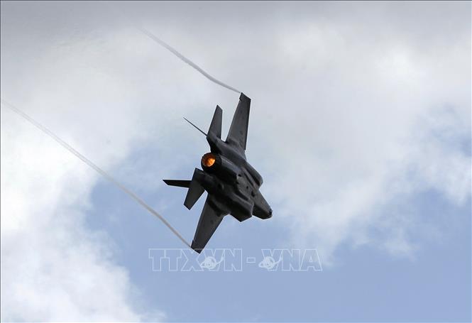 (Tư liệu) Máy bay chiến đấu F-35 trình diễn tại triển lãm hàng không ở sân bay Ellington, Texas, Mỹ. Ảnh: THX/TTXVN phát