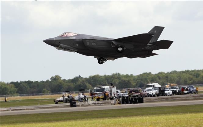(Tư liệu) Máy bay chiến đấu F-35 trình diễn tại triển lãm hàng không ở sân bay Ellington, Texas, Mỹ. Ảnh: THX/TTXVN phát