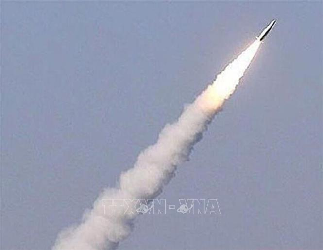 Ngày 21/10/2026, lực lượng Houthi tại Yemen cho biết đã tấn công một căn cứ của Saudi Arabia ở thành phố Aden của Yemen. Ảnh: IRNA/TTXVN phát