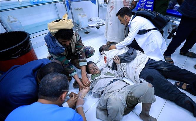 Các cuộc tấn công của Houthi nhằm đáp trả hơn 200 đợt không kích của Saudi Arabia vào thủ đô Sanaa cùng các khu vực do Houthi kiểm soát ở Yemen. Trong ảnh: Nạn nhân bị thương sau cuộc không kích của Saudi Arabia xuống tỉnh Saada, Yemen ngày 18/10/2026. Ảnh: THX/TTXVN phát  