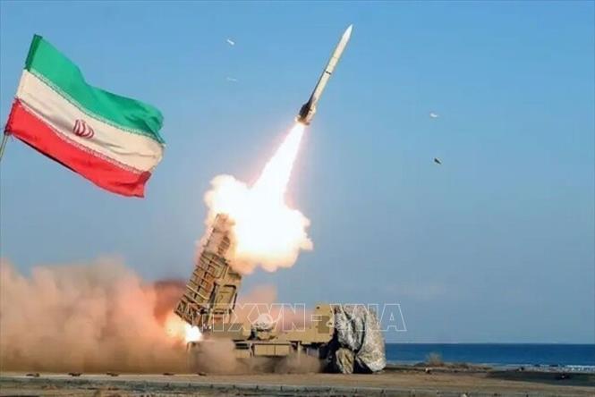Căng thẳng giữa Mỹ và Iran tiếp tục gia tăng khi Lực lượng Vệ binh Cách mạng Hồi giáo Iran (IRGC) ngày 22/10/2026 cảnh báo sẽ tấn công các căn cứ quân sự của Mỹ tại Trung Đông nếu Washington tiếp tục hộ tống tàu thuyền qua eo biển Hormuz. Ảnh: IRNA/TTXVN phát