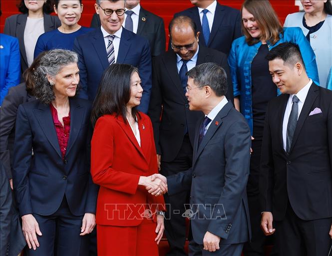Thủ tướng Lê Minh Hưng với bà Pauline Tamesis, Điều phối viên Thường trú Liên hợp quốc tại Việt Nam và Trưởng đại diện các tổ chức Liên hợp quốc tại Việt Nam. Ảnh: Dương Giang – TTXVN
