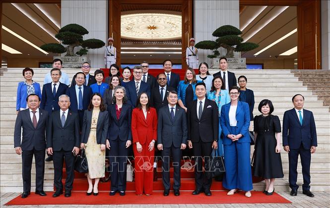 Thủ tướng Lê Minh Hưng với bà Pauline Tamesis, Điều phối viên Thường trú Liên hợp quốc tại Việt Nam và Trưởng đại diện các tổ chức Liên hợp quốc tại Việt Nam. Ảnh: Dương Giang – TTXVN
