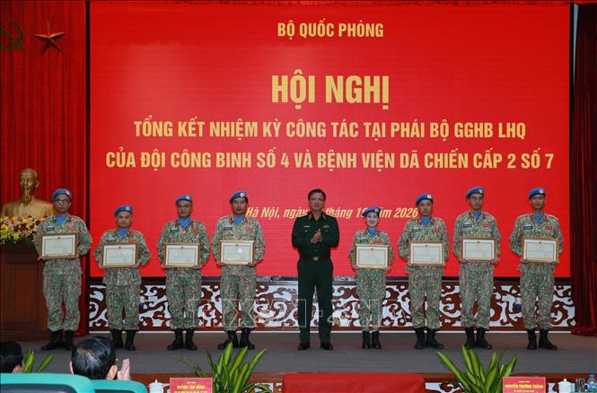 Thượng tướng Nguyễn Trường Thắng, Thứ trưởng Bộ Quốc phòng trao Bằng khen của Bộ trưởng Bộ Quốc phòng cho các tập thể, cá nhân Đội công binh số 4 và Bệnh viện dã chiến 2.7.  Ảnh: Trọng Đức - TTXVN
