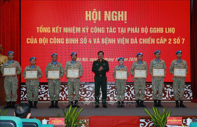 Thượng tướng Nguyễn Trường Thắng, Thứ trưởng Bộ Quốc phòng trao Bằng khen của Bộ trưởng Bộ Quốc phòng cho các tập thể, cá nhân Đội công binh số 4 và Bệnh viện dã chiến 2.7.  Ảnh: Trọng Đức - TTXVN