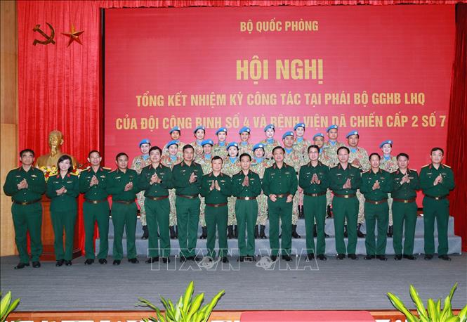 Thượng tướng Nguyễn Trường Thắng, Thứ trưởng Bộ Quốc phòng và các đại biểu.  Ảnh: Trọng Đức - TTXVN