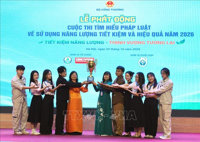 Ban tổ chức trao Cup Quán quân Cuộc thi tìm hiểu pháp luật về sử dụng năng lượng tiết kiệm và hiệu quả năm 2025 cho Trường Đại học Kinh tế - Kỹ thuật Đại học Kinh tế - Kỹ thuật công nghiệp.   Ảnh: Trần Việt - TTXVN