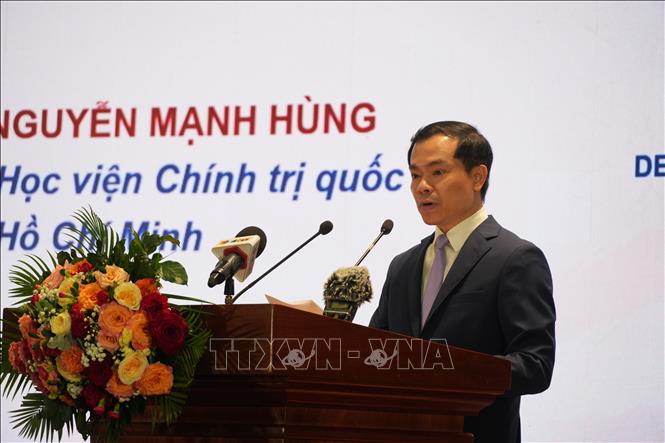 Phó Giáo sư, Tiến sĩ Nguyễn Mạnh Hùng, Phó Giám đốc Học viện Chính trị quốc gia Hồ Chí Minh, phát biểu khai mạc Diễn đàn. Ảnh: Anh Dũng – TTXVN