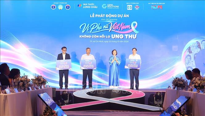 Long Châu trao tặng 3.000 gói khám, tầm soát ung thư miễn phí cho đại diện các tỉnh/thành: Thành phố Hồ Chí Minh, Lâm Đồng và Vĩnh Long. Ảnh: Đinh Hằng - TTXVN