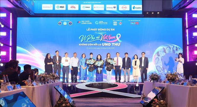 Lãnh đạo các Sở Y tế, các đơn vị đồng hành, nghệ sĩ tại Lễ khởi động Dự án. Ảnh: Đinh Hằng - TTXVN