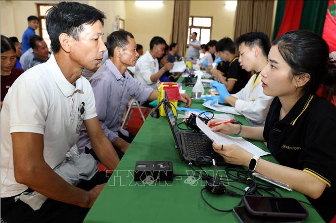 Thu thập thông tin của thân nhân phục vụ tìm kiếm, quy tập và xác định danh tính hài cốt liệt sĩ trên địa bàn xã Nhân Lý, Lạng Sơn. Ảnh: Văn Đạt - TTXVN