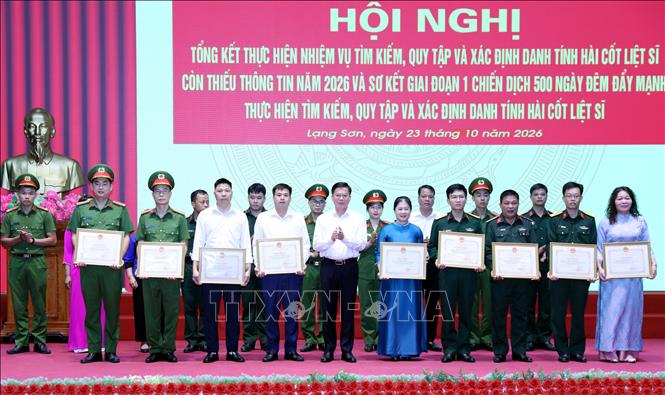 Phó Chủ tịch Thường trực UBND tỉnh, Trưởng Ban Chỉ đạo 515 tỉnh Lạng Sơn Đinh Hữu Học trao Bằng khen của Chủ tịch UBND tỉnh cho các cá nhân có thành tích xuất sắc trong công tác tìm kiếm, quy tập và xác định danh tính hài cốt liệt sĩ. Ảnh: Văn Đạt - TTXVN