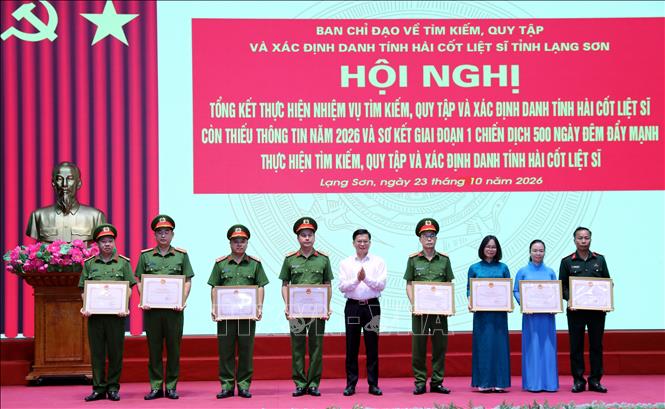 Phó Chủ tịch Thường trực UBND tỉnh, Trưởng Ban Chỉ đạo 515 tỉnh Lạng Sơn Đinh Hữu Học trao Bằng khen của Chủ tịch UBND tỉnh cho các tập thể có thành tích xuất sắc trong công tác tìm kiếm, quy tập và xác định danh tính hài cốt liệt sĩ. Ảnh: Văn Đạt - TTXVN