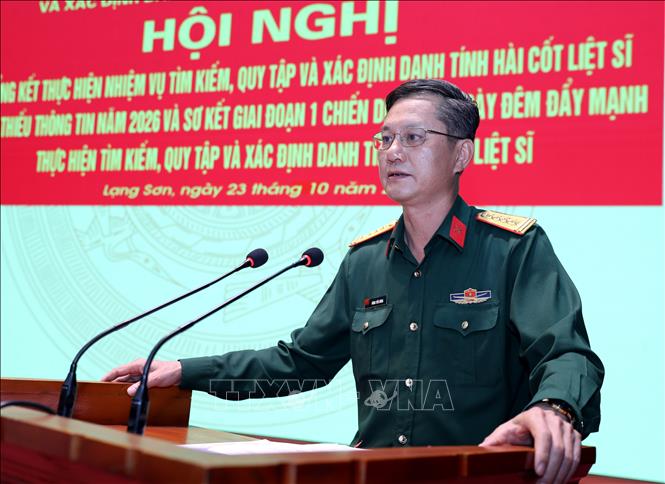 Đại tá Nông Tiến Dũng, Phó Chủ nhiệm Chính trị Quân khu 1 đánh giá cao Ban Chỉ đạo 515 tỉnh Lạng Sơn trong lãnh đạo, chỉ đạo, thực hiện nhiệm vụ tìm kiếm, quy tập và xác định danh tính hài cốt liệt sĩ trên địa bàn. Ảnh: Văn Đạt - TTXVN