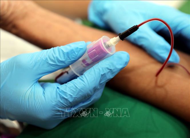 Lấy mẫu sinh phẩm của thân nhân phục vụ tìm kiếm, quy tập và xác định danh tính hài cốt liệt sĩ trên địa bàn xã Nhân Lý, Lạng Sơn. Ảnh: Văn Đạt - TTXVN