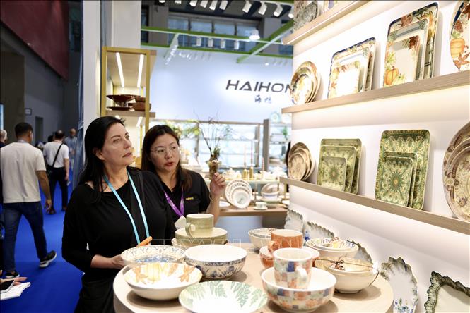 Khách tham quan tại Hội chợ Xuất nhập khẩu Trung Quốc lần thứ 140 ở Quảng Châu, tỉnh Quảng Đông, Trung Quốc ngày 23/10/2026. Ảnh: THX/TTXVN phát