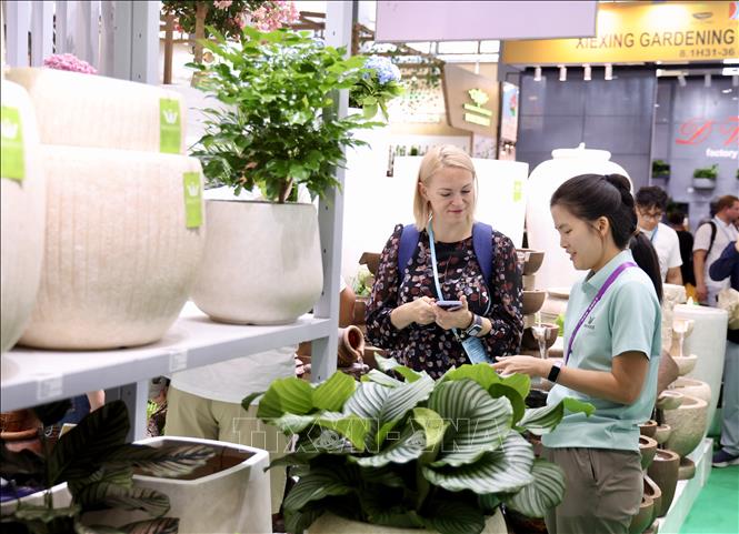 Khách tham quan tại Hội chợ Xuất nhập khẩu Trung Quốc lần thứ 140 ở Quảng Châu, tỉnh Quảng Đông, Trung Quốc ngày 23/10/2026. Ảnh: THX/TTXVN phát