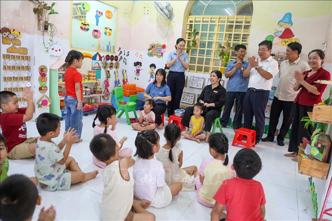 Đoàn khảo sát HĐND tỉnh Tây Ninh khảo sát thực tế công tác dạy và học tại Trường Mầm non Thái Chánh, phường Tân Ninh. Ảnh: Giang Phương - TTXVN