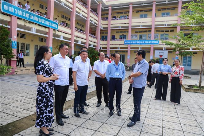 Đoàn khảo sát HĐND tỉnh Tây Ninh khảo sát thực tế cơ sở vật chất tại Trường Trung học cơ sở Lộc Ninh. Ảnh: Giang Phương - TTXVN
