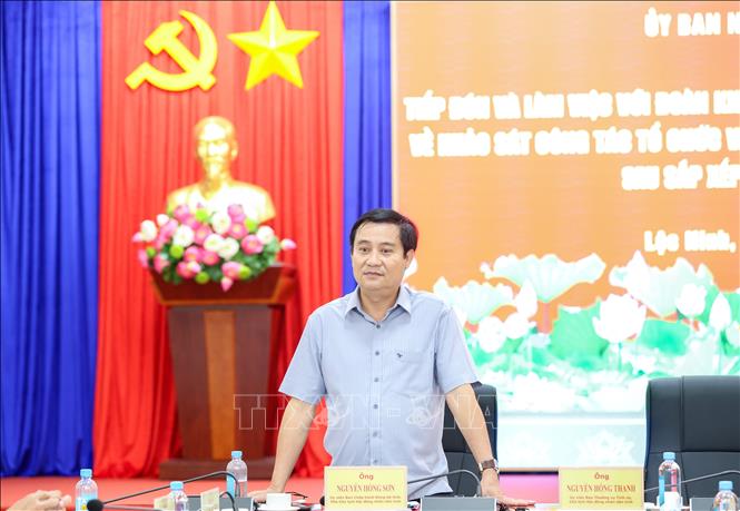 Ông Nguyễn Hồng Sơn, Phó Chủ tịch HĐND tỉnh Tây Ninh ghi nhận các ý kiến, kiến nghị của các đơn vị, địa phương tại buổi khảo sát trên địa bàn xã Lộc Ninh. Ảnh: Giang Phương - TTXVN