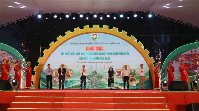 Bà Đỗ Thị Minh Trâm, Phó Cục trưởng cục công nghiệp, Bộ Công thương, Lãnh đạo Sở Công thương TP. Hồ Chí Minh cùng các đại biểu thực hiện nghi thức cắt băng khai mạc hội chợ triển lãm sản phẩm công nghiệp nông thôn tiêu biểu khu vực phía Nam. Ảnh: Thanh Vũ – TTXVN
