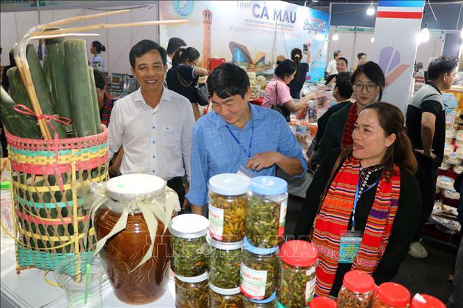Khách tham quan hội chợ triển lãm sản phẩm công nghiệp nông thôn tiêu biểu khu vực phía Nam. Ảnh: Thanh Vũ – TTXVN
