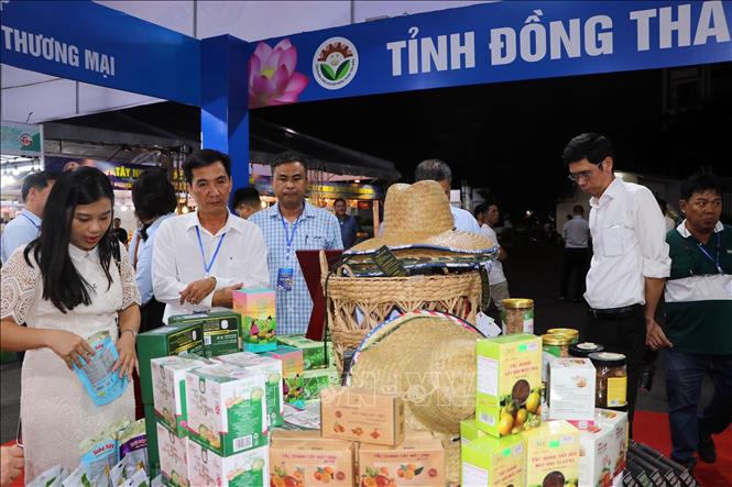 Khách tham quan hội chợ triển lãm sản phẩm công nghiệp nông thôn tiêu biểu khu vực phía Nam. Ảnh: Thanh Vũ – TTXVN
