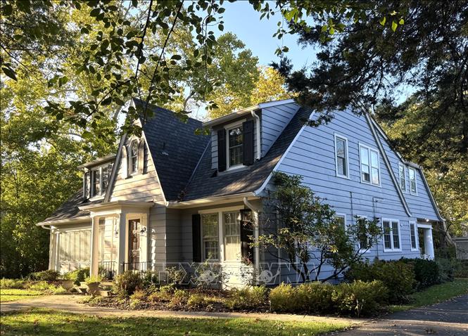 Một ngôi nhà riêng dành cho một gia đình tại khu Chevy Chase thuộc bang Maryland (Mỹ), nằm giữa khuôn viên cây xanh, với kiến trúc mái dốc và không gian sân vườn. Ảnh: Đoàn Hùng - PV TTXVN tại Mỹ
