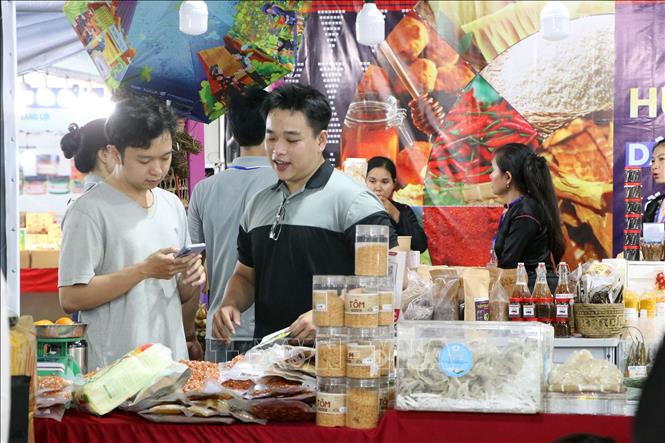 Khách tham quan hội chợ triển lãm sản phẩm công nghiệp nông thôn tiêu biểu khu vực phía Nam. Ảnh: Thanh Vũ – TTXVN
