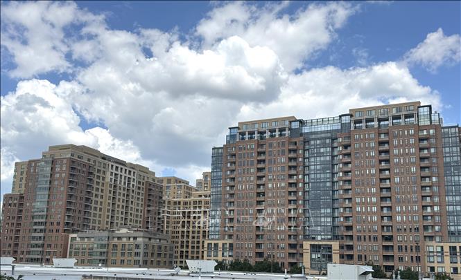 Các tòa nhà chung cư cao tầng tại bang Virginia (Mỹ), phản ánh mô hình nhà ở đô thị với nhiều căn hộ và tiện ích hiện đại. Ảnh: Đoàn Hùng - PV TTXVN tại Mỹ