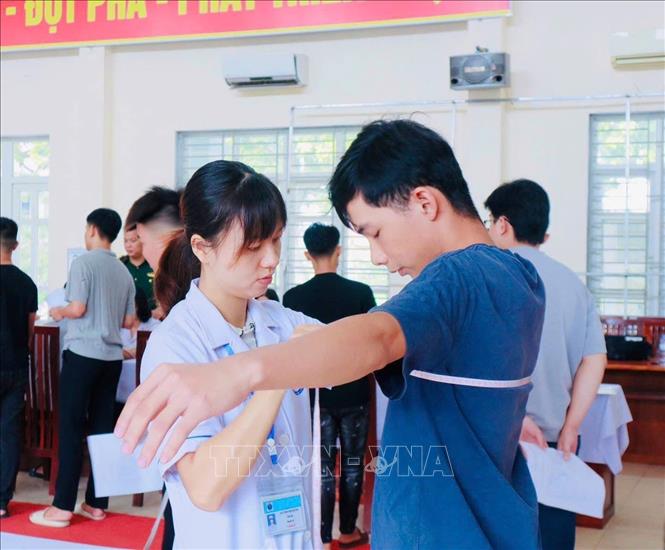 Cán bộ y tế kiểm tra thể trạng thanh niên trong quá trình sơ tuyển sức khỏe nghĩa vụ quân sự và nghĩa vụ công an nhân dân năm 2027 tại Phú Thọ. Ảnh: Nguyễn Thảo – TTXVN.
