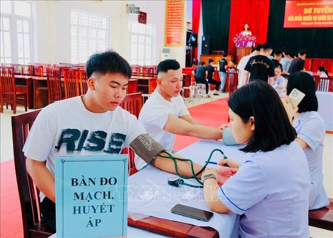 Thanh niên tỉnh Phú Thọ tham gia sơ tuyển sức khỏe, phục vụ công tác tuyển chọn, gọi công dân nhập ngũ năm 2027. Ảnh: Nguyễn Thảo – TTXVN.
