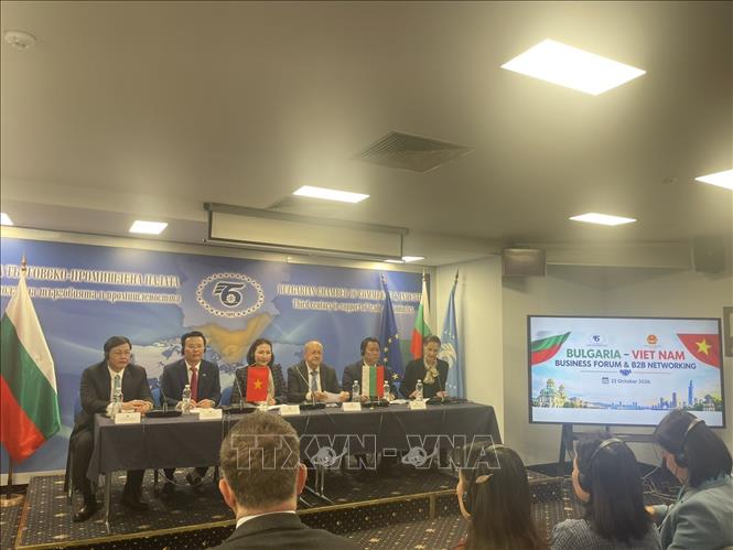Ngày 22/10, tại Sofia, Đại sứ quán phối hợp với Phòng Thương mại và Công nghiệp Bulgaria (BCCI) tổ chức Diễn đàn Doanh nghiệp Bulgaria – Việt Nam, với sự tham gia của lãnh đạo hai tỉnh và doanh nghiệp hai nước. Ảnh TTXVN phát