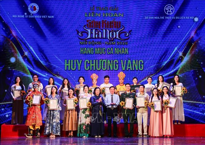 Ban Tổ chức trao 23 Huy chương Vàng và 37 Huy chương Bạc cho các diễn viên. Ảnh: Khánh Hoà - TTXVN