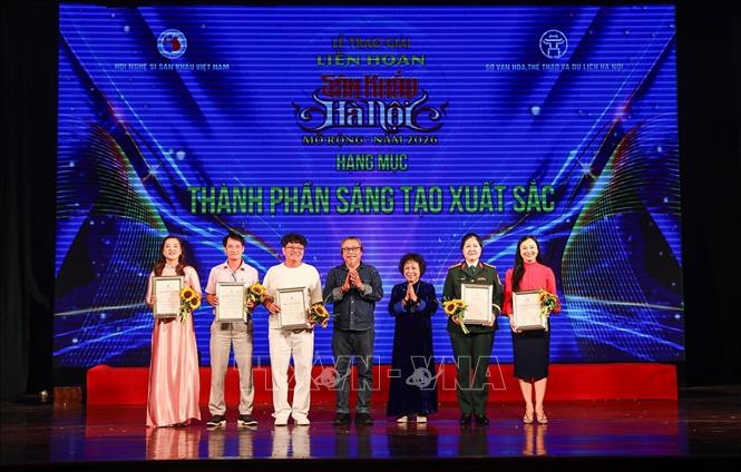 Ban tổ chức trao chứng nhận cho hạng mục thành phần sáng tạo xuất sắc. Ảnh: Khánh Hoà - TTXVN
